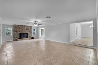 812 Holly Ln in Plantation, FL - Building Photo - Building Photo