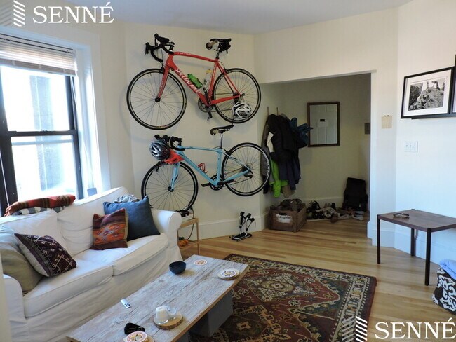 925 Massachusetts Ave, Unit 9 in Cambridge, MA - Foto de edificio - Building Photo