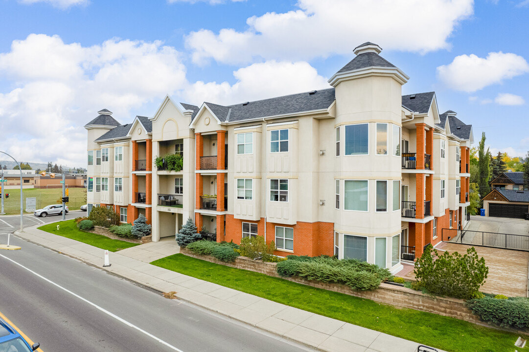 2134 Kensington Rd NW in Calgary, AB - Building Photo