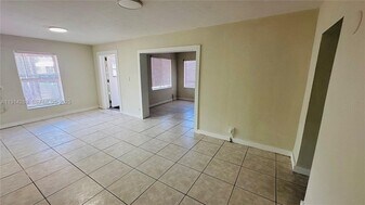 2250 NE 136th St in North Miami Beach, FL - Building Photo