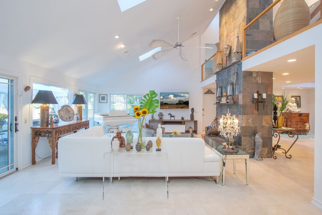 26 Quarter Ct in Westhampton, NY - Building Photo