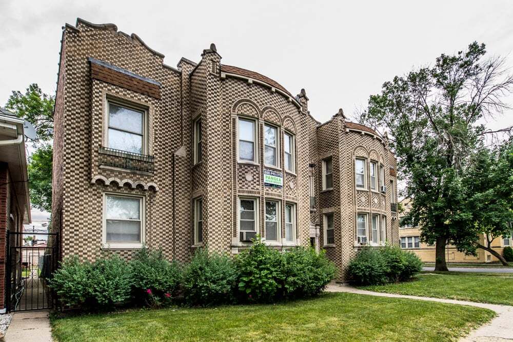 7955 S Calumet Ave in Chicago, IL - Foto de edificio