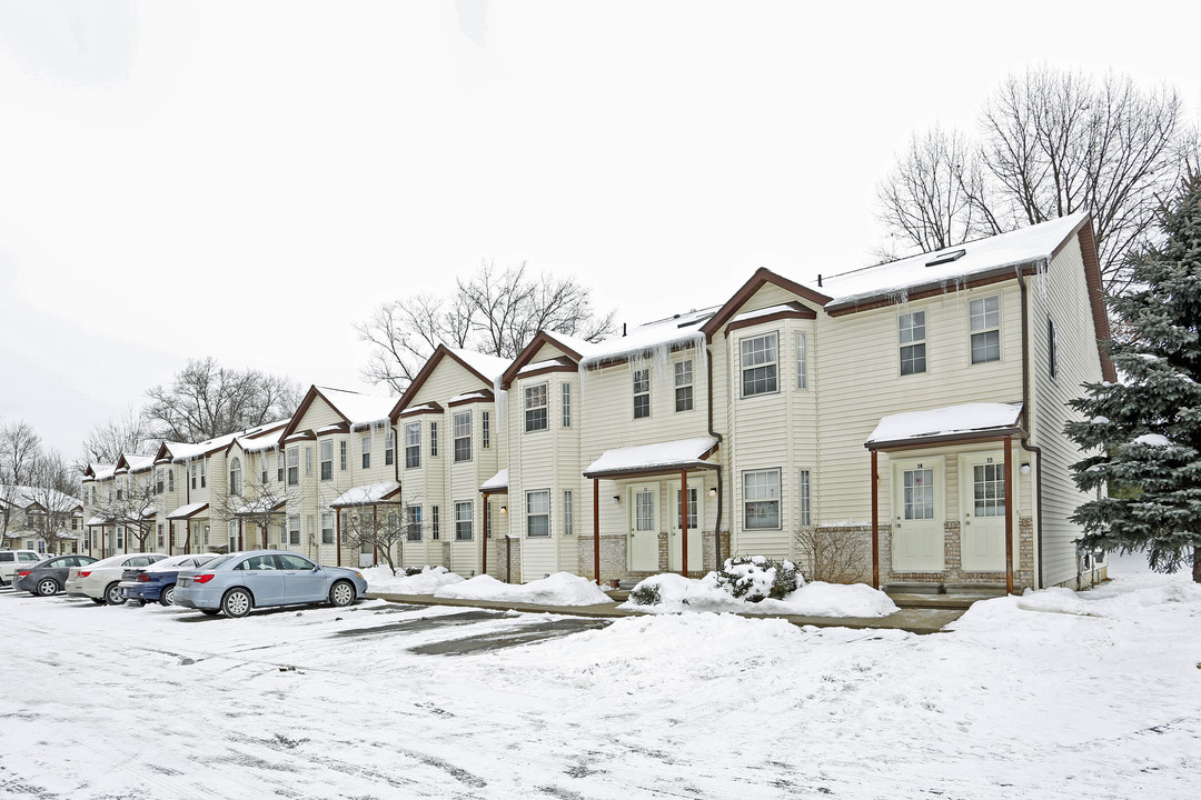 Forest View Townhomes and Apartments in Waterford, MI - Building Photo