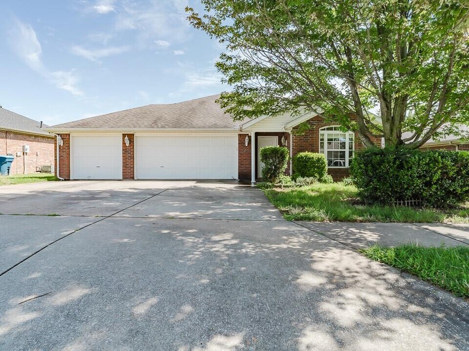 3401 SW Carriageway Ave in Bentonville, AR - Building Photo