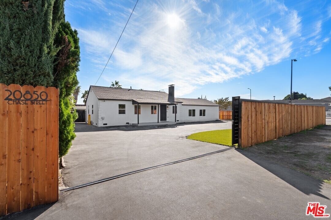 20850 Chase St in Los Angeles, CA - Building Photo