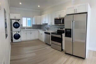 1990 Bay Dr in Miami Beach, FL - Building Photo