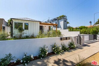 2517 Federal Ave in Los Angeles, CA - Foto de edificio - Building Photo
