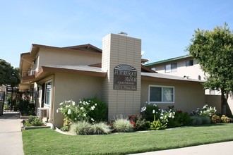 Futuresque Manor in West Covina, CA - Building Photo - Building Photo