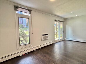 12 Granada Crescent in White Plains, NY - Building Photo - Building Photo