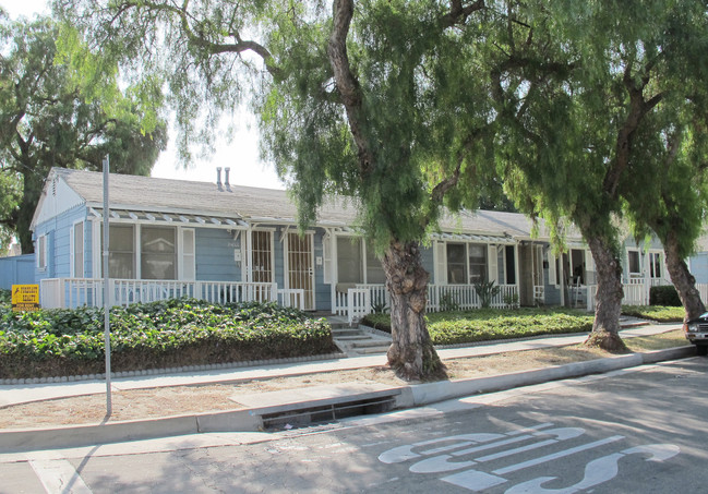 24800 Woodward Ave in Lomita, CA - Foto de edificio - Building Photo