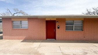 2410 W 16th St, Unit A in Plainview, TX - Building Photo