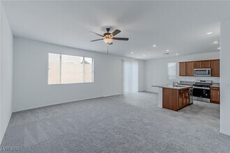 7335 Legacy Pt St in Las Vegas, NV - Building Photo - Building Photo