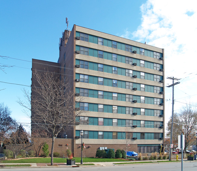 East Terrace Apartments in Waukesha, WI - Building Photo - Building Photo