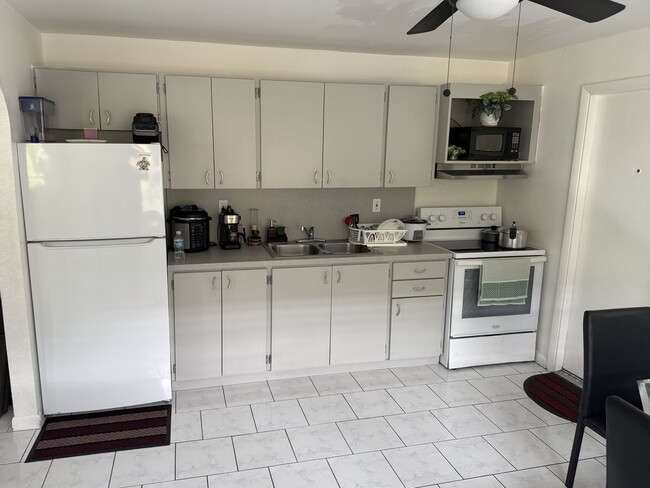 2027 NW 99th Terrace in Miami, FL - Building Photo - Building Photo