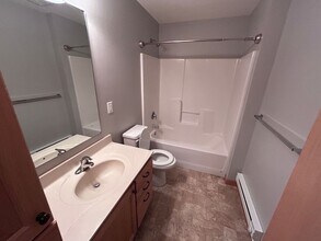 545 4th Ave SW in Valley City, ND - Foto de edificio - Building Photo