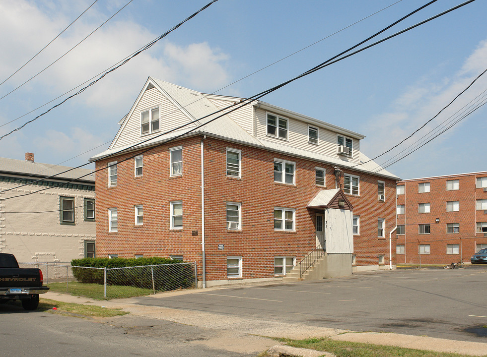 21 Benham St in Bristol, CT - Foto de edificio