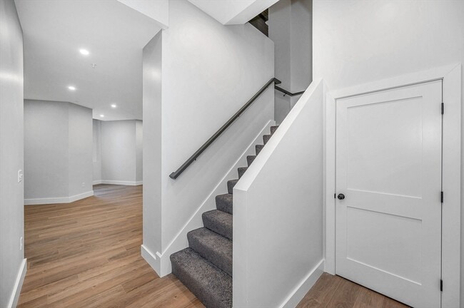 241 W 6th St