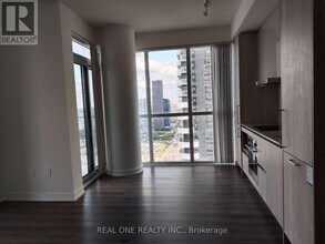 225 Commerce St in Vaughan, ON - Building Photo - Building Photo
