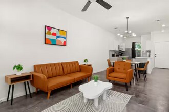 1835 Dawson St, Unit 102 in San Antonio, TX - Foto de edificio - Building Photo