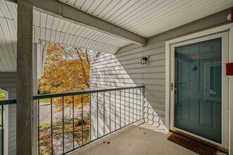 33 Crown Knoll Ct in Groton, CT - Building Photo - Building Photo