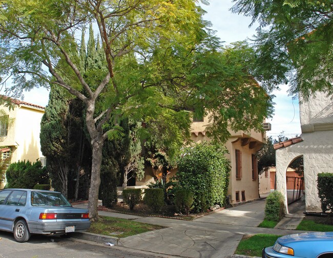 454 N Genesee Ave in Los Angeles, CA - Foto de edificio - Building Photo