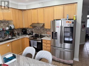 205 Valleyway Dr in Brampton, ON - Building Photo - Building Photo