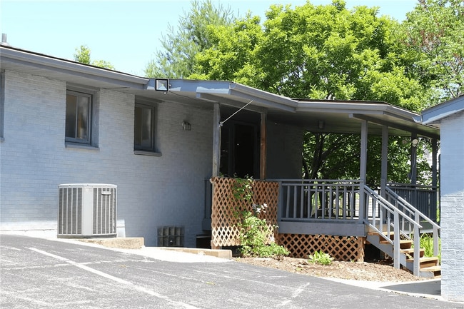 5090 Humbert Rd in Alton, IL - Building Photo - Building Photo