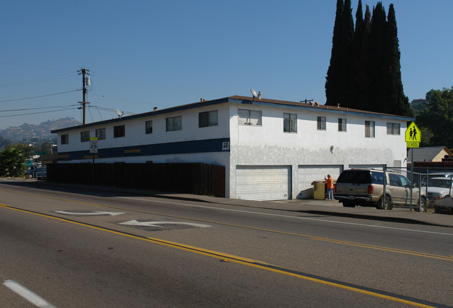 9001 Koonce Dr in Spring Valley, CA - Foto de edificio - Building Photo