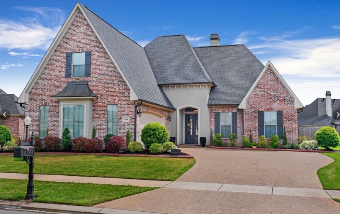 695 Dumaine Dr in Bossier City, LA - Foto de edificio