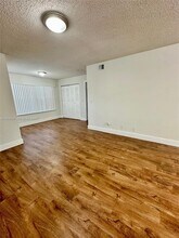 643 Vista Isles Dr in Plantation, FL - Foto de edificio - Building Photo