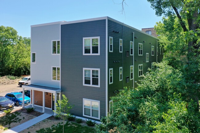 2222 Stewart Ave in St. Paul, MN - Foto de edificio - Building Photo