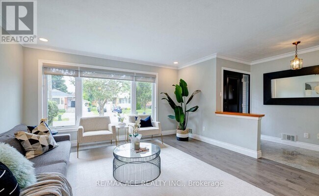 47 Montvale Dr in Toronto, ON - Building Photo - Building Photo