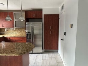 6526 Kendale Lakes Dr in Miami, FL - Building Photo - Building Photo