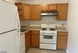 805 Sunshine Ct in Sayreville, NJ - Building Photo - Building Photo