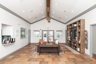 Pinnacle at Hammock Place in Panama City, FL - Foto de edificio - Interior Photo