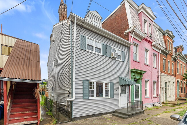 2207 Sarah St in Pittsburgh, PA - Foto de edificio - Building Photo