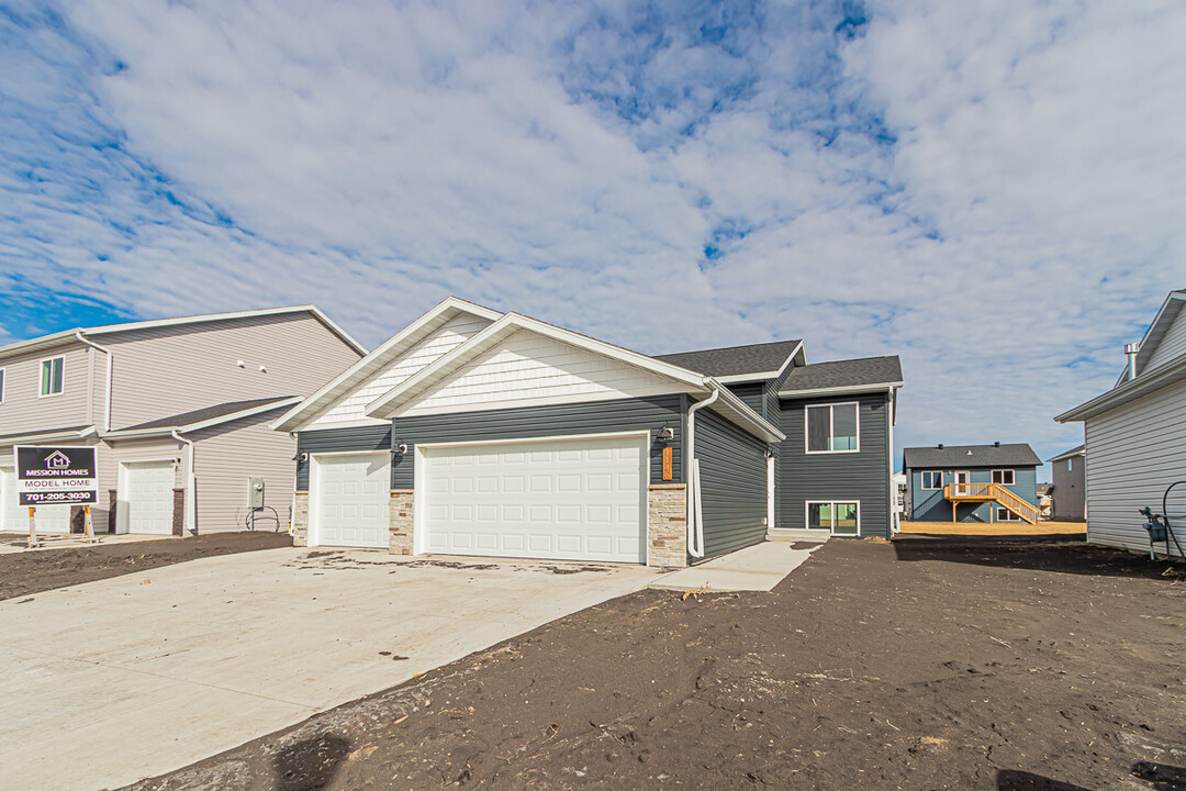 1146 Jill Dr W in West Fargo, ND - Building Photo