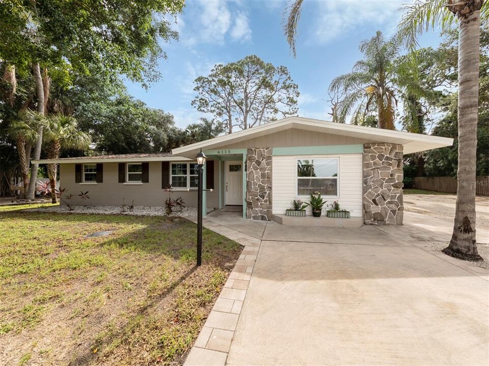 6115 Carlton Ave in Sarasota, FL - Building Photo