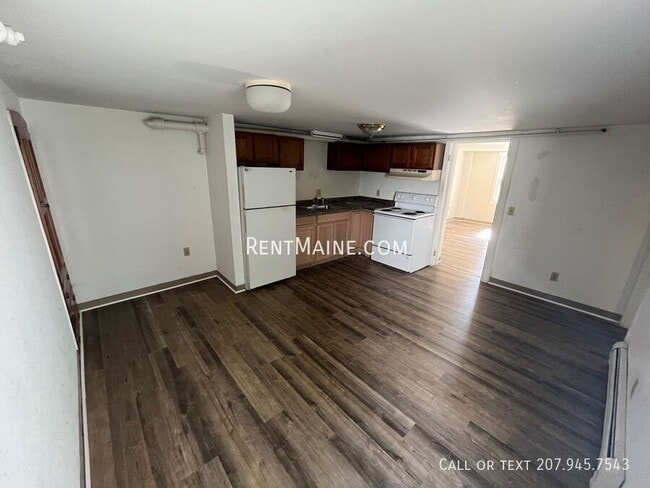 2412 Western Ave in Newburgh, ME - Foto de edificio - Building Photo