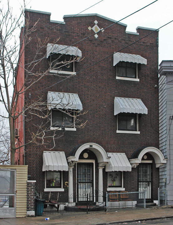 657 W McMicken Ave in Cincinnati, OH - Building Photo