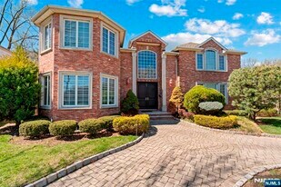 594 Floyd St in Englewood Cliffs, NJ - Building Photo