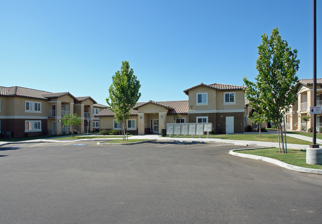 Tuolumne Village in Parlier, CA - Building Photo