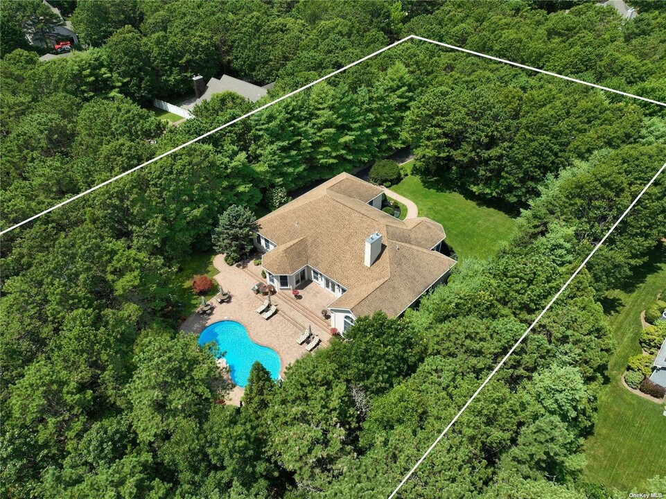 131 Malloy Dr in East Quogue, NY - Building Photo