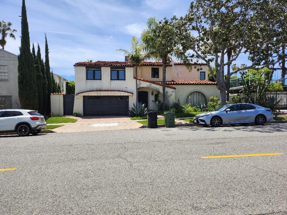 3852 Mount Vernon Dr, Unit 2 Photo