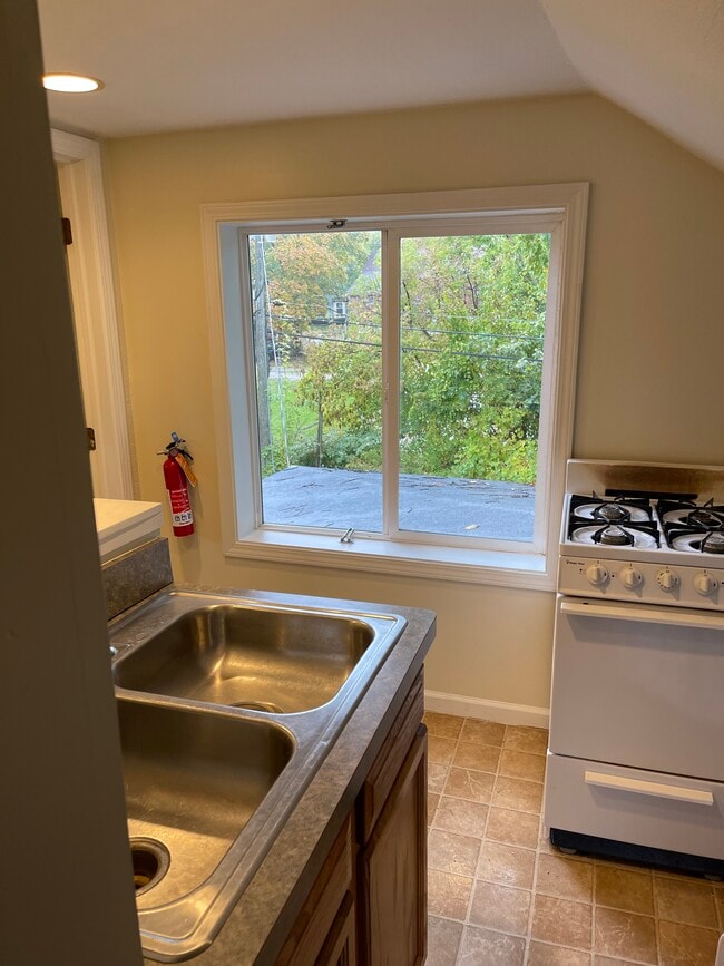 127 College Pl - Utilities Included