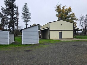 12765 Clow Corner Rd in Dallas, OR - Foto de edificio - Building Photo