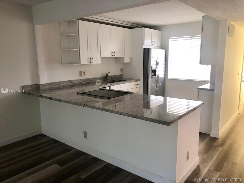 305 Lakeview Dr-Unit -202 in Weston, FL - Building Photo