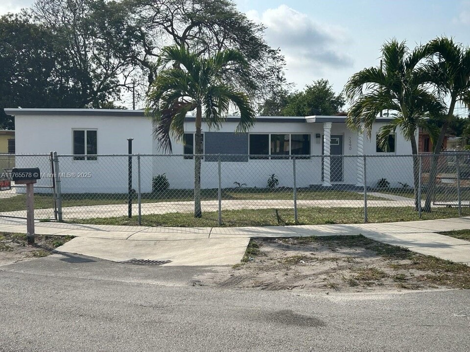 2490 NW 104th Terrace in Miami, FL - Building Photo