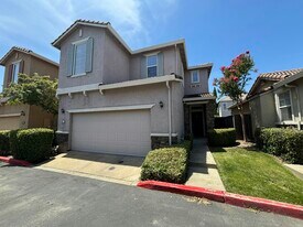 301 Dragonfly Cir in Sacramento, CA - Building Photo