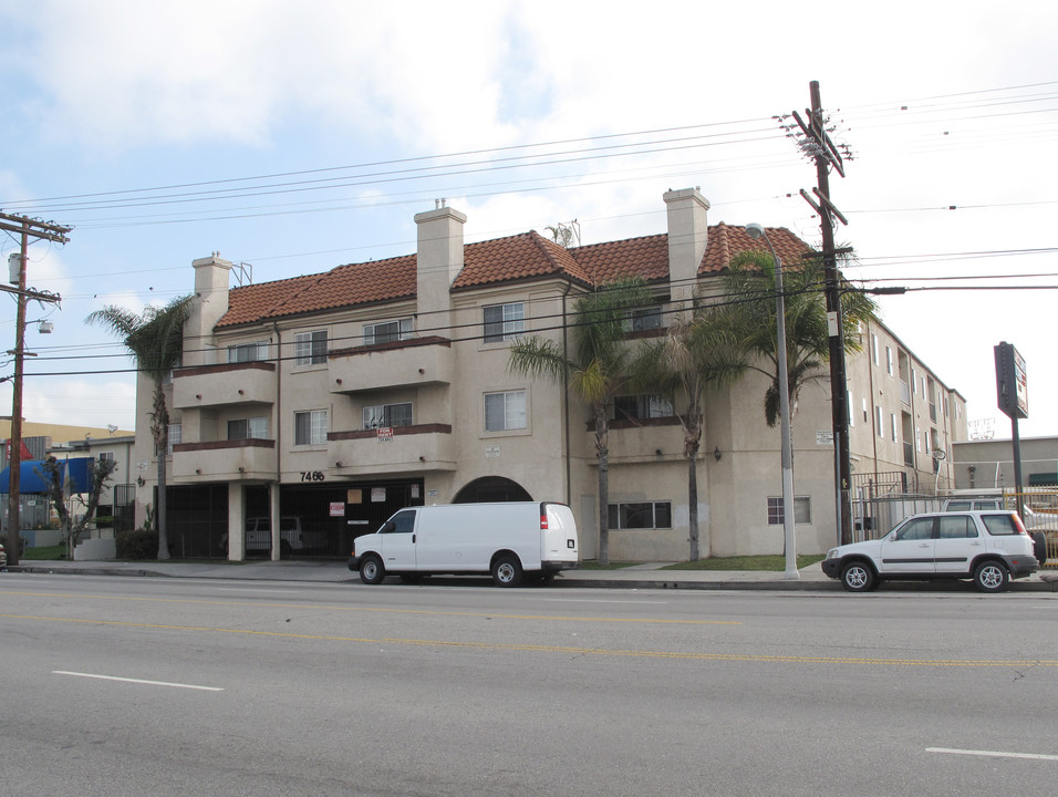 Laurel Palms Apartments in Van Nuys, CA - Foto de edificio